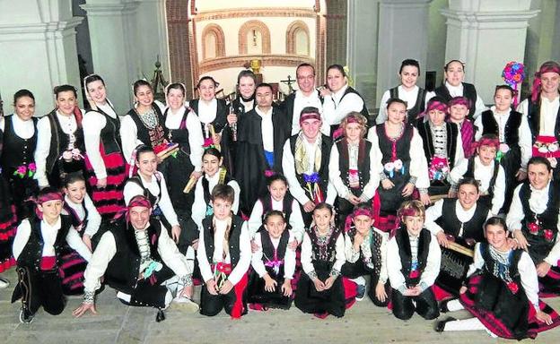 La temporada de paloteos arranca con Las Candelas de La indumentaria tradicional pervive en Cuéllar | El Norte de